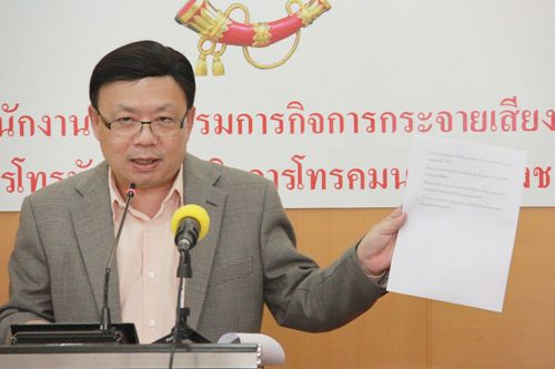 สำนักงาน กสทช. เสนอบอร์ด กสทช. รับคำสั่ง คสช. เพื่อความโปร่งใสและได้รับการยอมรับจากประชาชนจึงให้ชะลอการประมูลคลื่น 1800 900 USO และการแจกคูปองเซ็ตท็อปบ็อกซ์