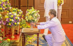 ลงนามถวายพระพร พระบาทสมเด็จพระเจ้าอยู่หัวและสมเด็จพระนางเจ้าฯ พระบรมราชินี เนื่องในโอกาส วันขึ้นปีใหม่