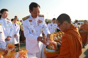พิธีทำบุญตักบาตร เนื่องในโอกาสวันคล้ายวันพระบรมราชสมภพพระบาทสมเด็จพระบรมชนกาธิเบศร มหาภูมิพลอดุลยเดชมหาราช บรมนาถบพิตร 